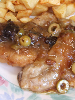 Una foto de Chuletas de cerdo con aceitunas y ciruelas secas