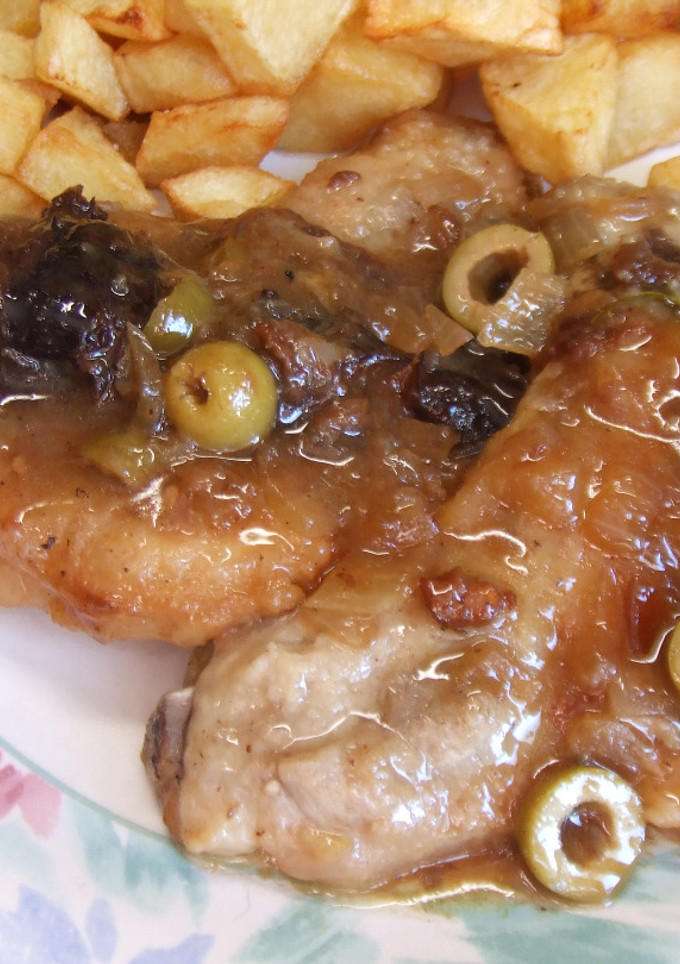 Una foto de Chuletas de cerdo con aceitunas y ciruelas secas