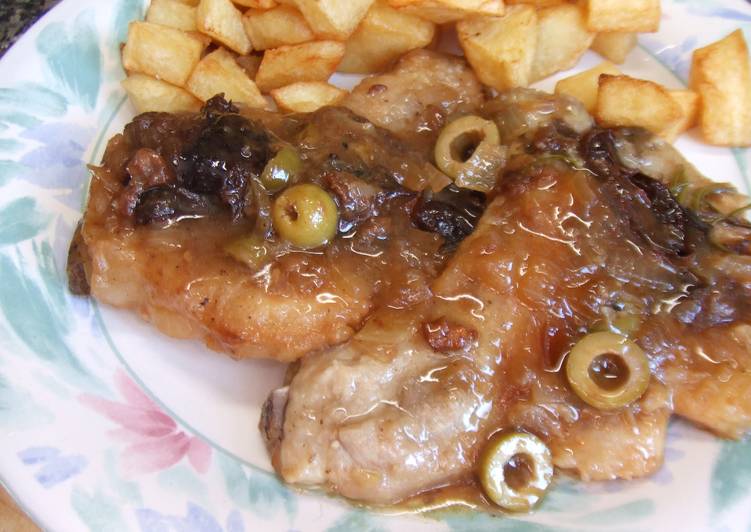 Chuletas de cerdo con aceitunas y ciruelas secas