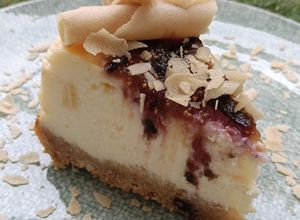 Una foto de Tarta de queso con base de neulas y con mermelada de Brevas