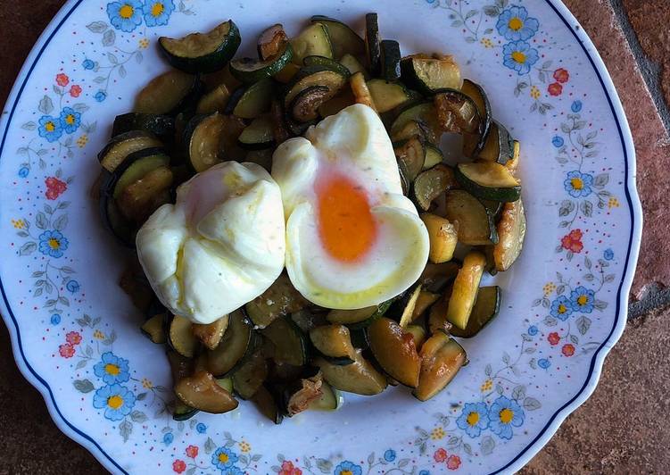 Uova poke su letto di zucchine