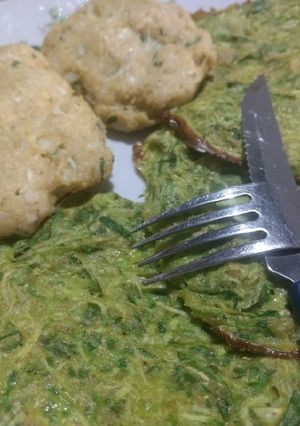 Una foto de Albóndigas de pollo con croquetas de zapallitos
