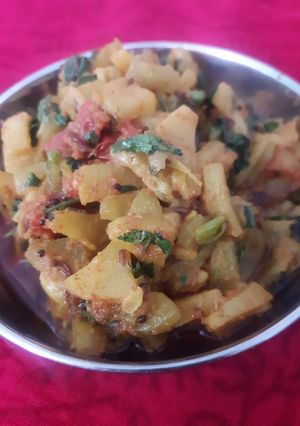 દૂધી બટાકા નુ શાક (Dudhi Bataka Shak Recipe In Gujarati) રેસીપી મુખ્ય ફોટો