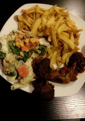 A picture of Chips, salad and grilled chicken.