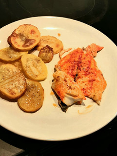 Una foto de Dorada al pimentón y patatas asadas con mantequilla