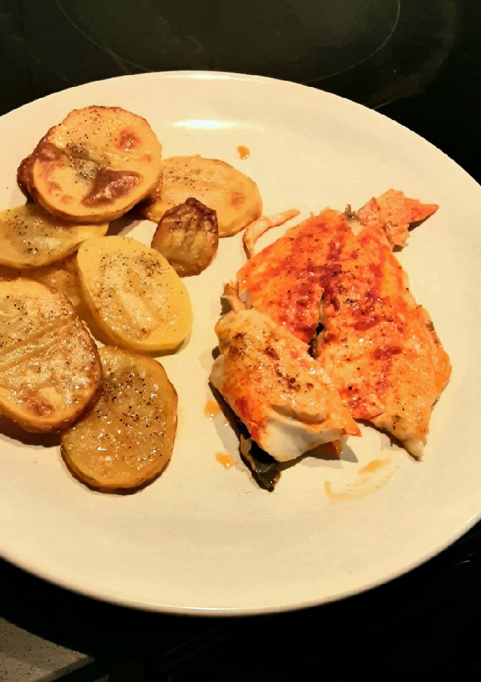 Una foto de Dorada al pimentón y patatas asadas con mantequilla