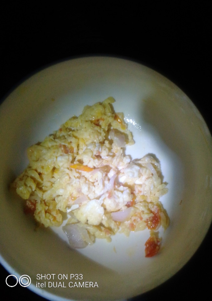 A picture of Egg sauce with bread.