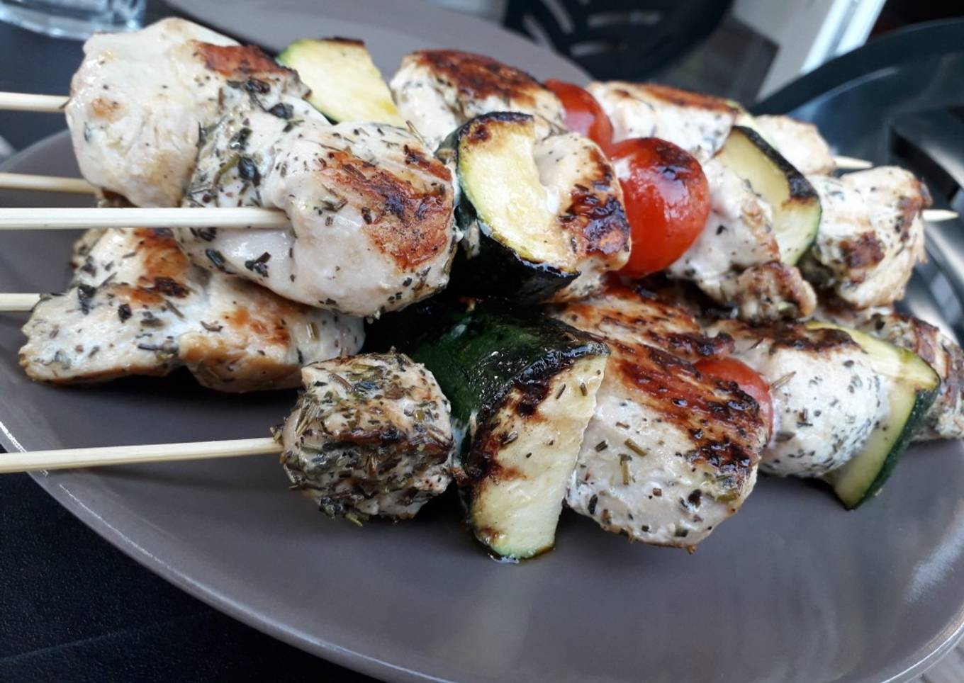 Brochettes de poulet mariné