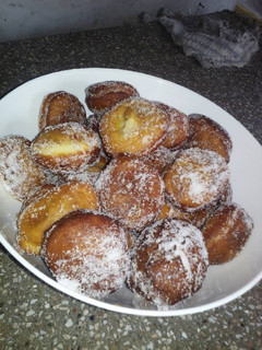 Una foto de Buñuelos rellenos con dulce de leche