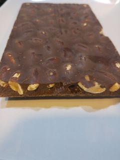 Una foto de Turrón de chocolate con almendras