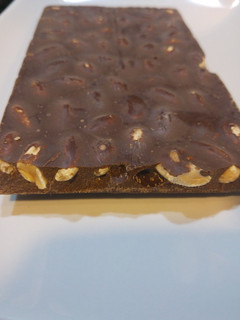Una foto de Turrón de chocolate con almendras
