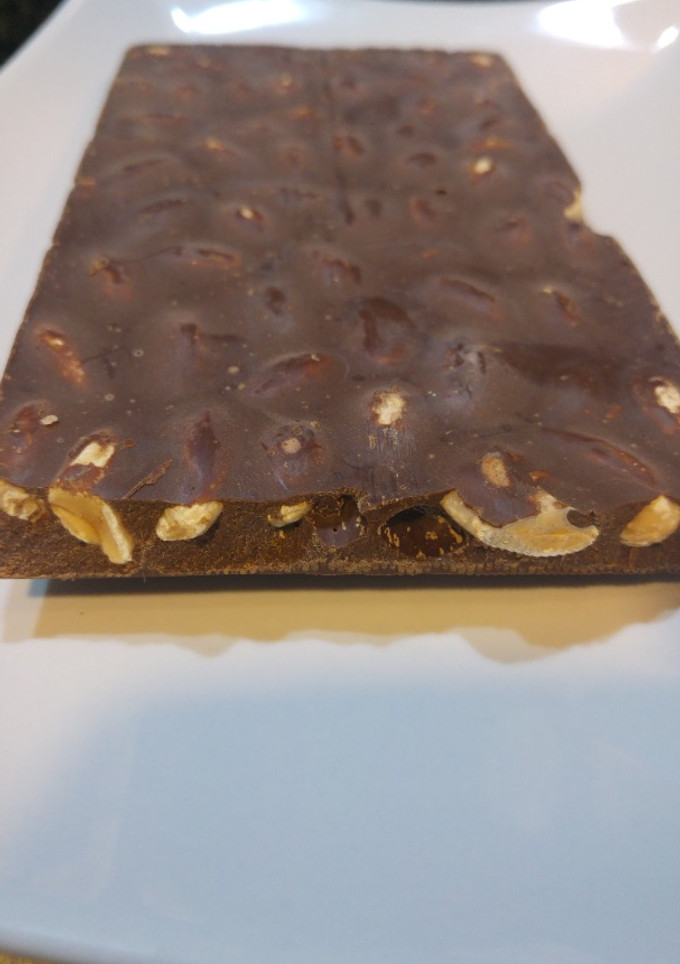 Una foto de Turrón de chocolate con almendras