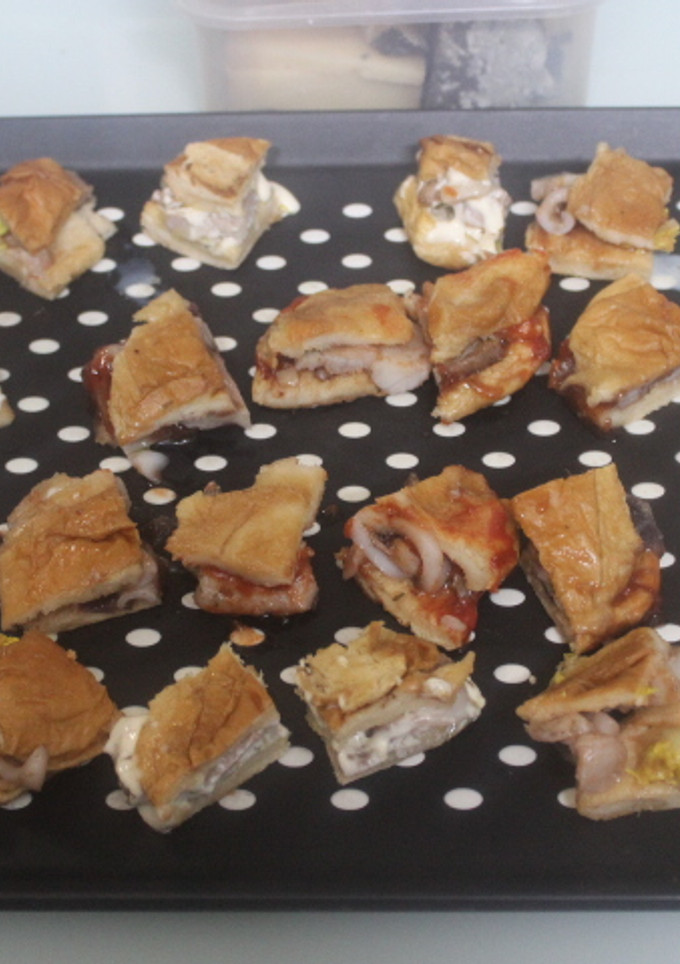 Una foto de Cruasanes con calamares y queso