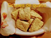 Una foto de scones de queso con crema de leche