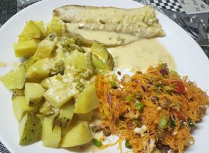 Una foto de Riquísimo abadejo con salsa blanca, papitas criollas