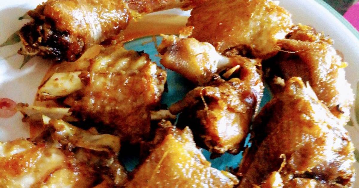 Deep fried Turkey wings smothered an covered in roasted garlic gravey.  Recipe by Brittney J - Cookpad