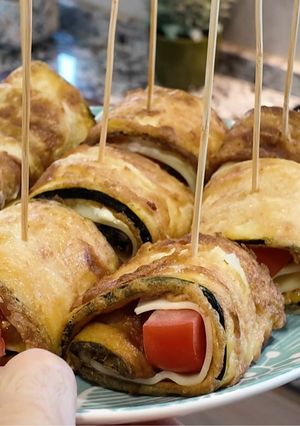 Una foto de Rollitos de calabacín rebozados y rellenos
