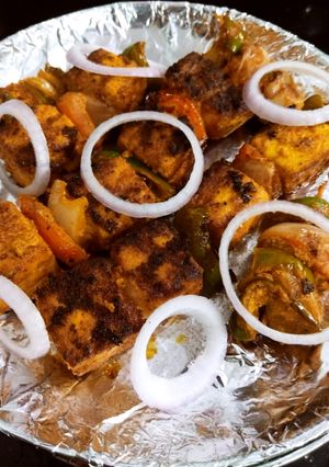 "तंदूरी पनीर टिक्का ड्राय" (tandoori paneer tikka dry recipe in marathi) रेसिपी चे मुख्य फोटो 