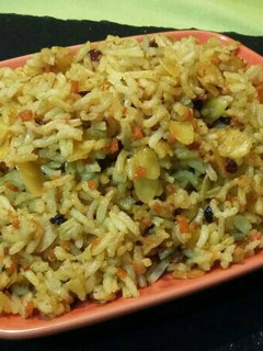 Una foto de Arroz basmati al curry con pasas, zanahorias y almendras
