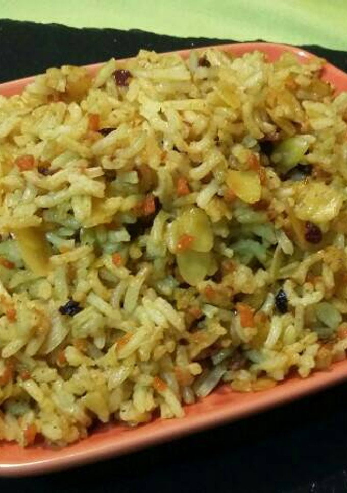Una foto de Arroz basmati al curry con pasas, zanahorias y almendras