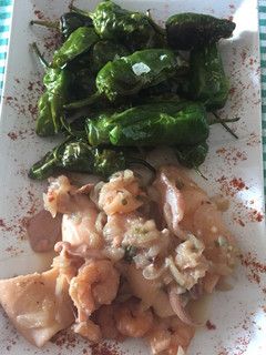 Una foto de Calamarcitos encebollados con pimientos de Padrón