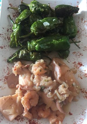 Foto principal de Calamarcitos encebollados con pimientos de Padrón