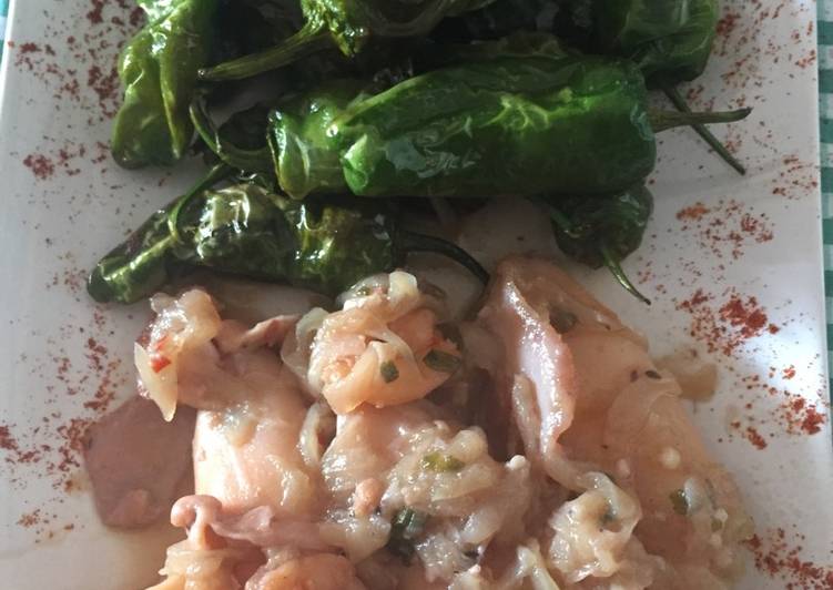 Calamarcitos encebollados con pimientos de Padrón