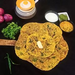 A picture of Missi Roti.