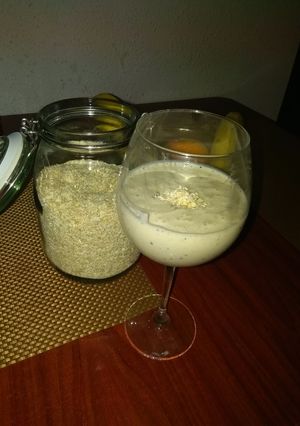 Una foto de Batido de plátano, yogurt y avena