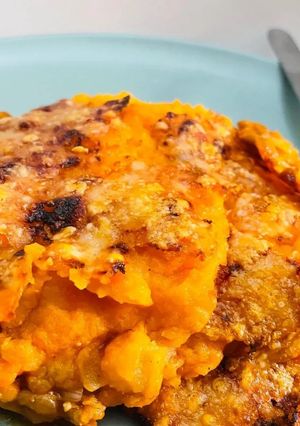 Una foto de Pastel de carne y lentejas con puré de boniato y patata