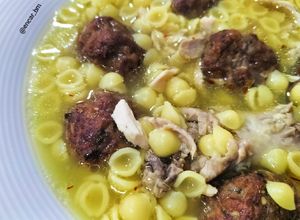 Foto principal de Sopa de pollo y verduras con conchitas y albóndigas