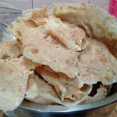 A picture of Peyek rebon.