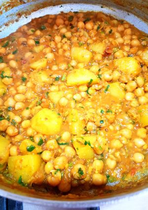 A picture of Chickpea and potato curry.