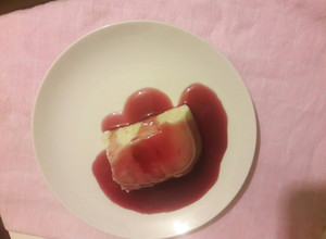 Una foto de Sémola con leche y salsa de vino tinto