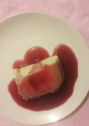 Una foto de Sémola con leche y salsa de vino tinto