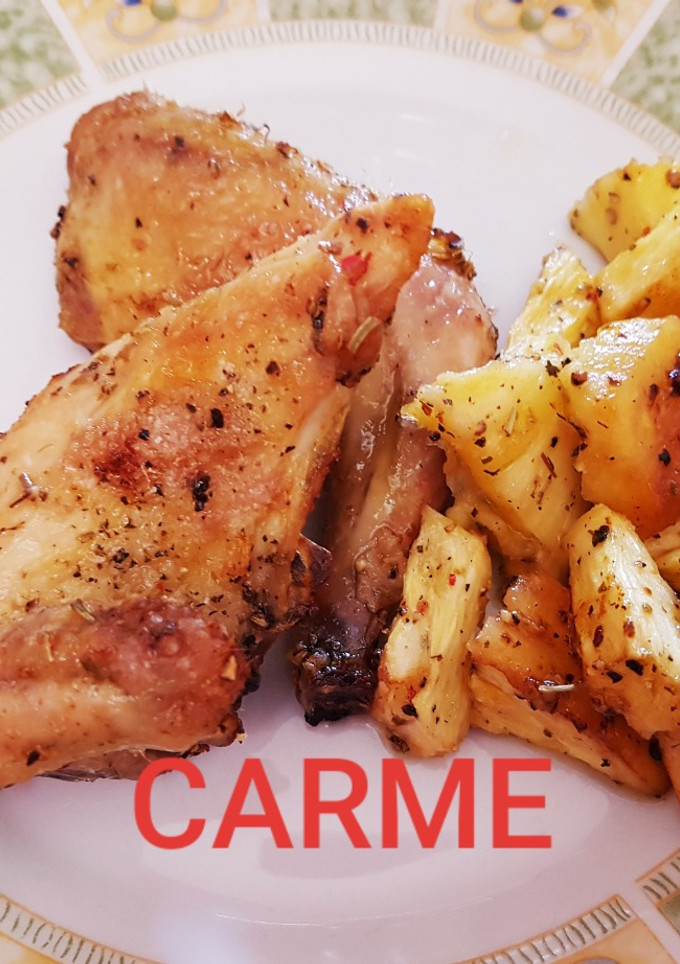Una foto de Picantón asado con piña