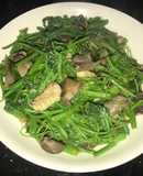 Ngọn rau su su xào mề gà