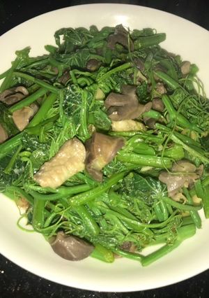 Hình của món Ngọn rau su su xào mề gà.