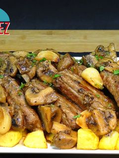 Una foto de Costillas de cerdo al ajillo con champiñones y patatas