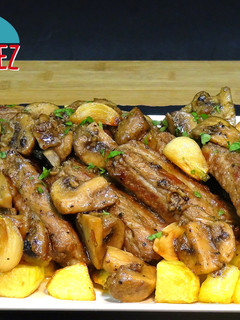 Una foto de Costillas de cerdo al ajillo con champiñones y patatas