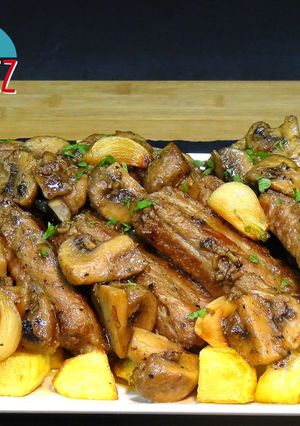 Foto principal de Costillas de cerdo al ajillo con champiñones y patatas