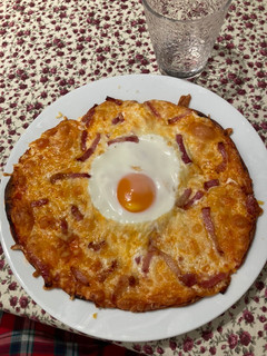 Una foto de Pizza carbonara con huevo