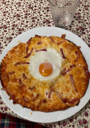 Una foto de Pizza carbonara con huevo