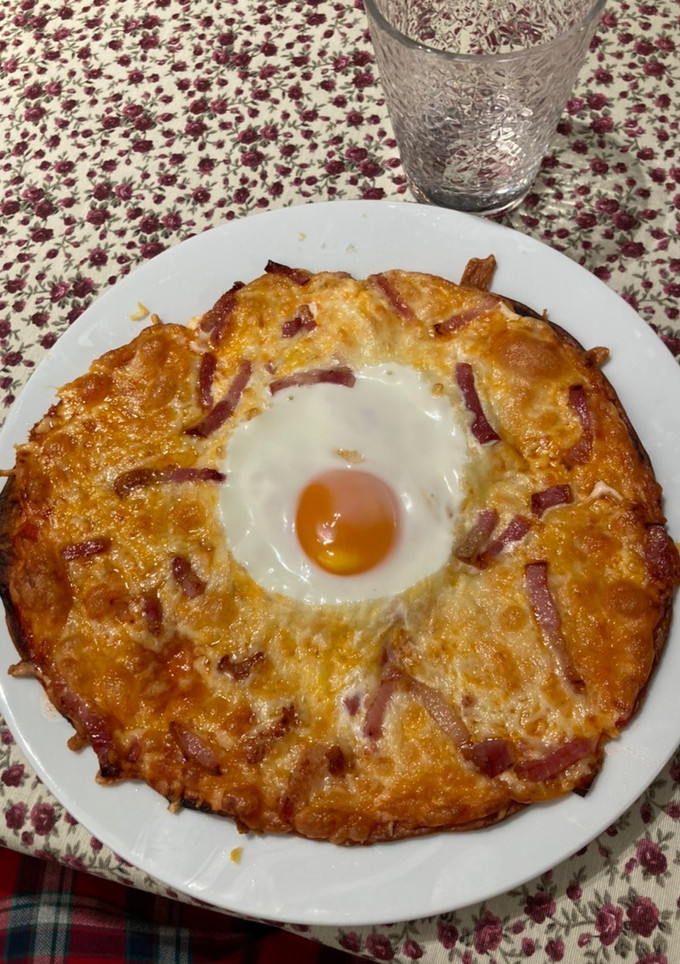 Una foto de Pizza carbonara con huevo