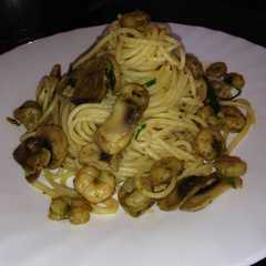 Foto principal de Espaguetis con gambas y champiñones al ajillo