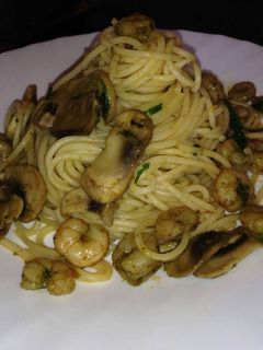 Una foto de Espaguetis con gambas y champiñones al ajillo