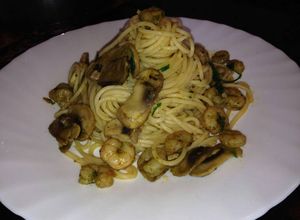 Foto principal de Espaguetis con gambas y champiñones al ajillo