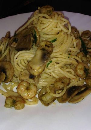 Una foto de Espaguetis con gambas y champiñones al ajillo