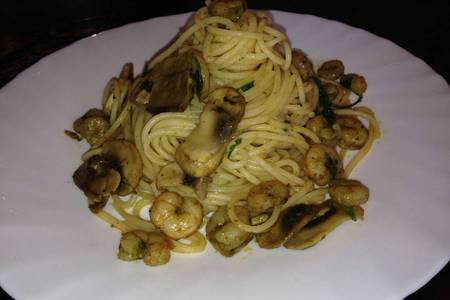Foto principal de Espaguetis con gambas y champiñones al ajillo