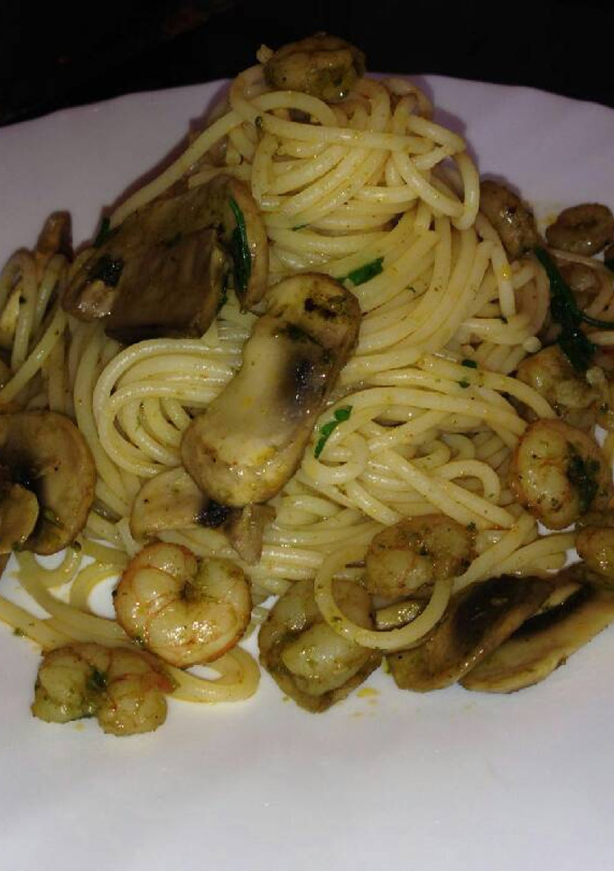 Una foto de Espaguetis con gambas y champiñones al ajillo